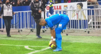 19岁22天，莱比锡边锋迪奥曼德成为德甲历史第二年轻戴帽球员（年仅19岁又22天，莱比锡翼锋迪奥曼德成为德甲史上第二年轻上演帽子戏法的球员）