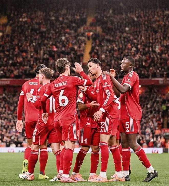 53岁齐达内上海街头踢毽子，与大妈迅速融入展现高球商风采（53岁齐达内现身上海街头踢毽子，与大妈打成一片尽显高球商）