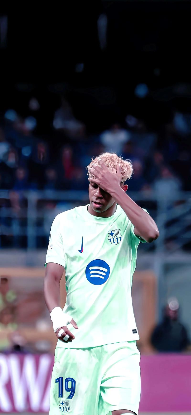 官方：诺丁汉森林签下博洛尼亚前锋恩多耶，据悉转会费4200万欧（诺丁汉森林官宣从博洛尼亚引进前锋恩多耶，转会费约4200万欧元）