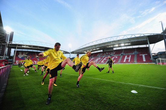 足球欧冠淘汰赛再次出现争议红牌（欧冠淘汰赛再现红牌争议）